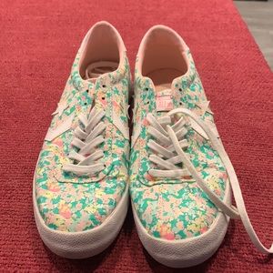 Converse women’s shoe Size 10